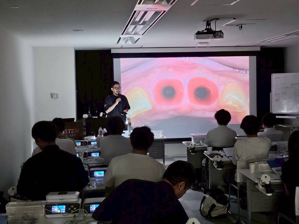 OSSTEM東京8期MASTER COURSE Basic Courseでインプラント治療の講義が行われている様子