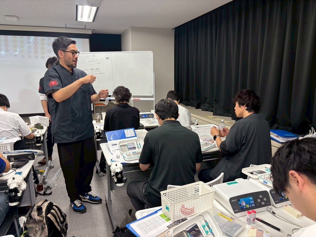 OSSTEM MASTER COURSEでインプラント治療の実習が行われている様子
