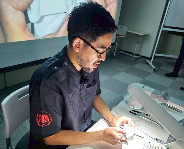 OSSTEM MASTER COURSEでインプラント治療の実践的な研修が行われている様子
