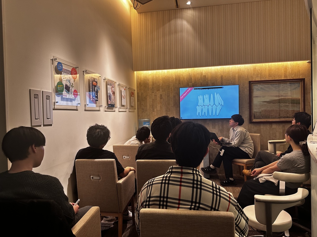 東京・赤坂の橋口歯科赤坂ガーデンシティにて橋口隼人理事長が歯科医師向け勉強会を開催した様子
