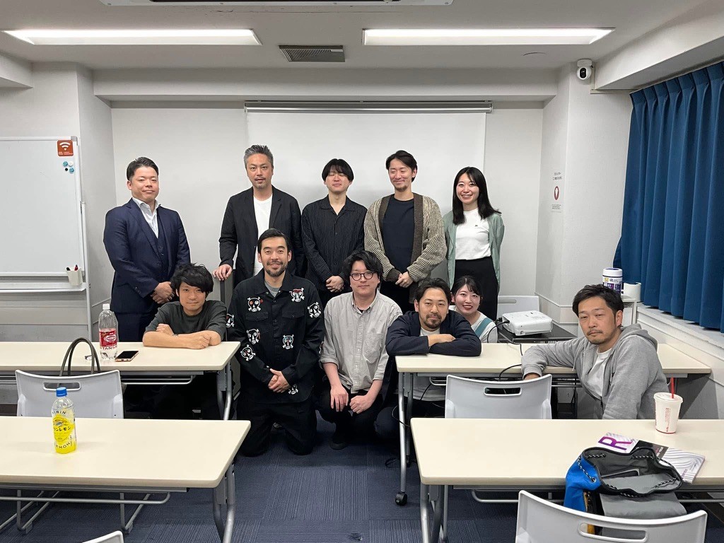 東京の歯科医師向けプライベートセミナーに参加した橋口歯科赤坂ガーデンシティ 橋口隼人理事長と参加歯科医師の集合写真