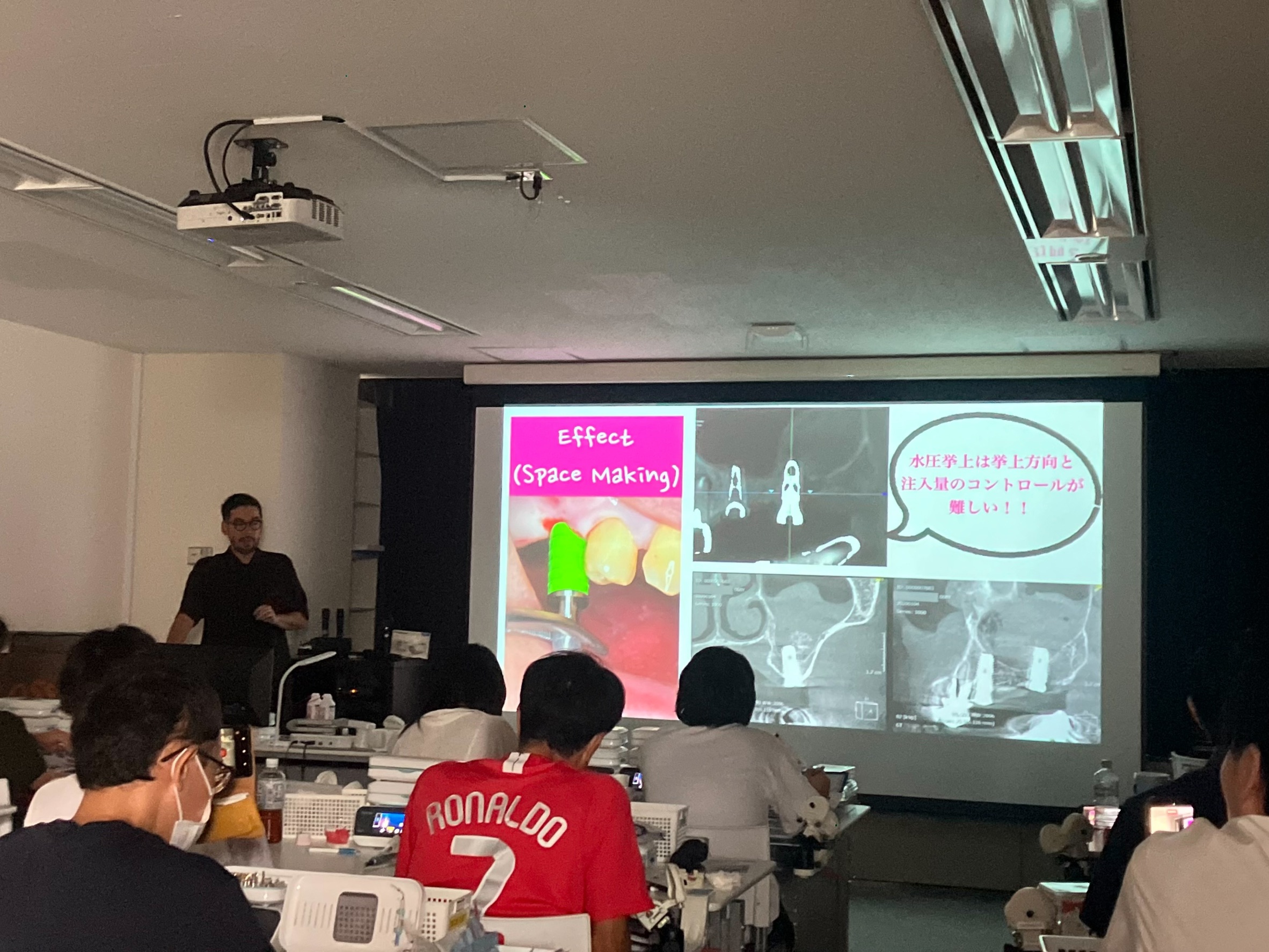 OSSTEM JAPAN MASTER COURSEでCT画像と症例を用いてインプラント治療を解説する橋口隼人