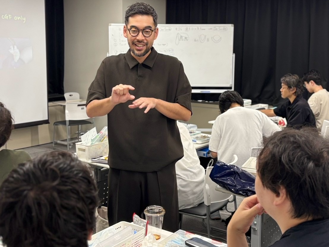 OSSTEM JAPAN MASTER COURSEで受講者にハンズオン指導を行う橋口隼人