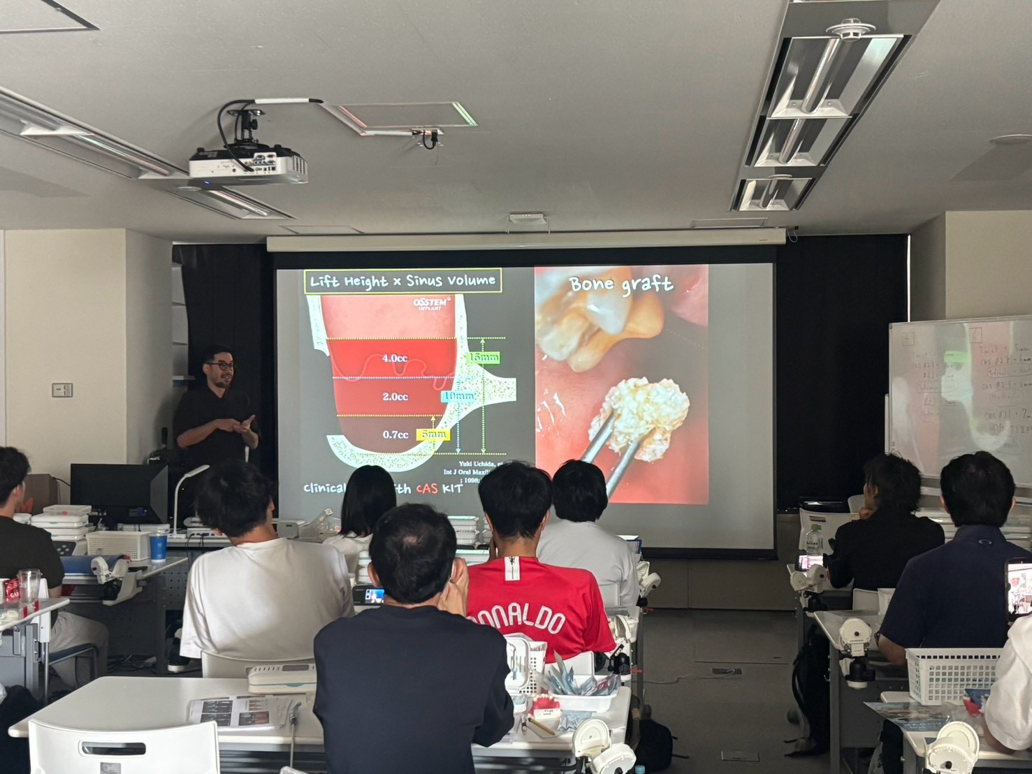 OSSTEM JAPAN MASTER COURSEでサイナス治療と骨造成について講義する橋口隼人