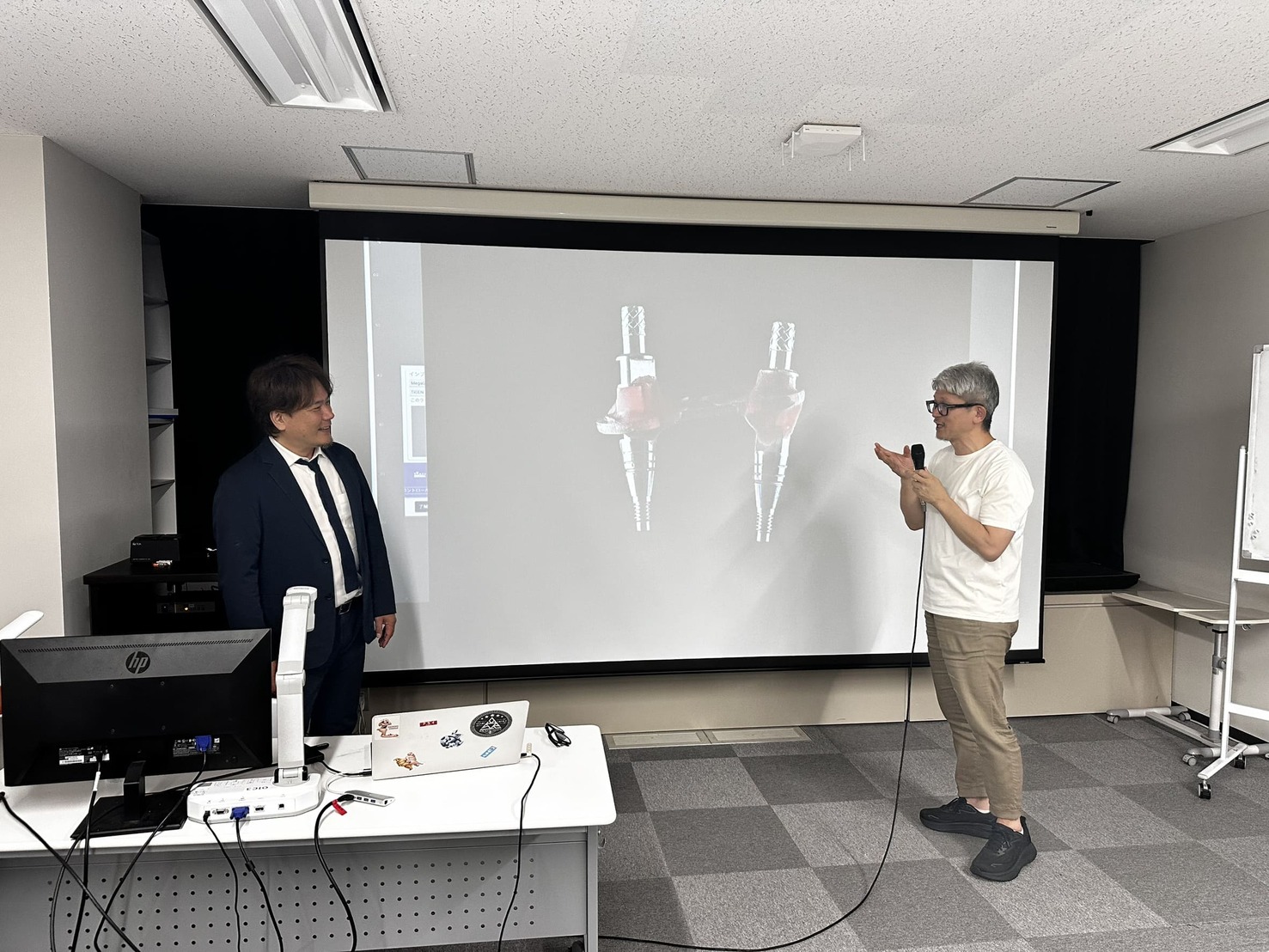 Hong Connect 6月本会特別講演会で新井達哉先生がDigitalにおけるインプラント補綴製作について講演している様子
