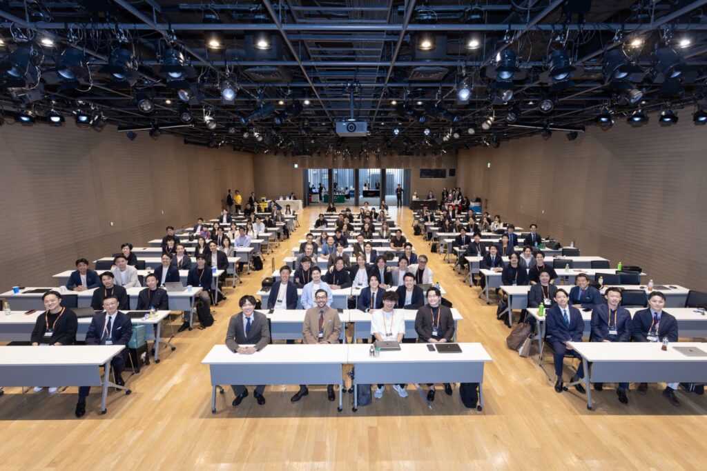 浅草橋ヒューリックホールで開催されたICF2026に参加した歯科医療関係者の集合写真