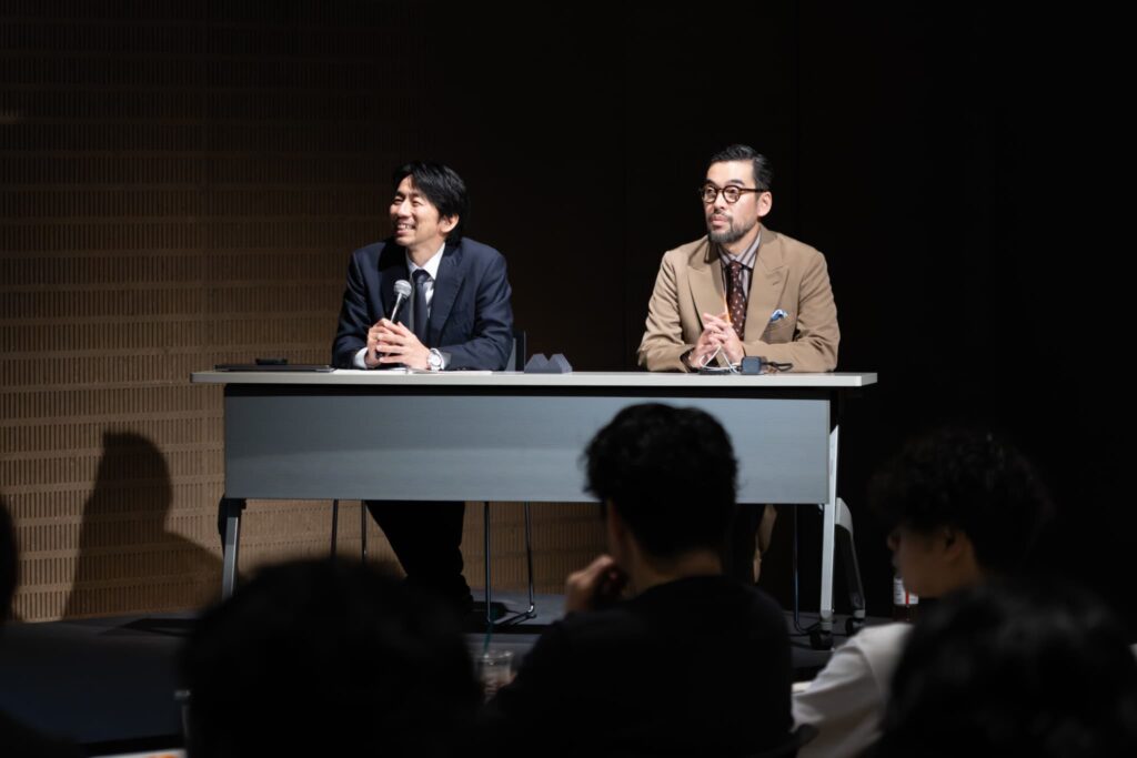 ICF2026の講演セッションで、2名の座長が着席し質疑応答やディスカッションを進行する様子