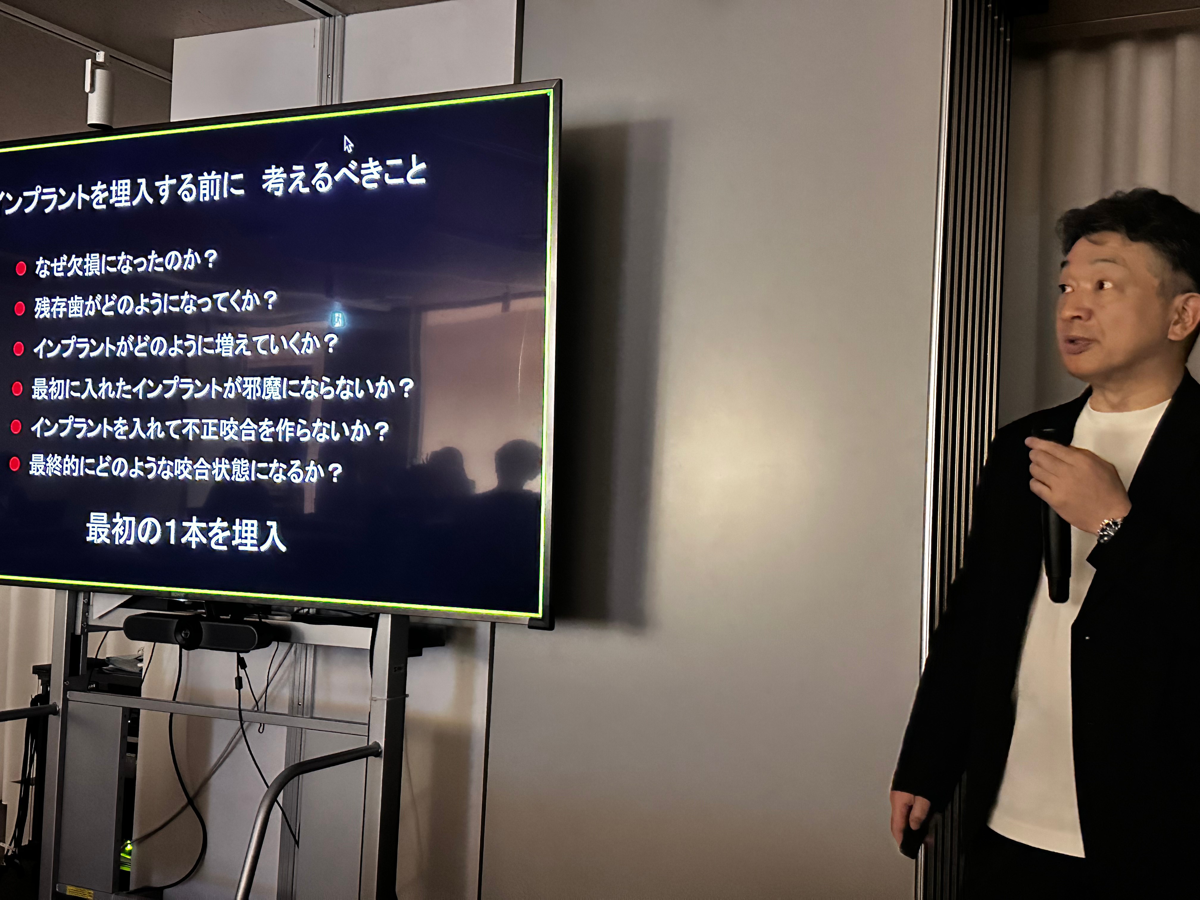 PaDaWaN_DSG Master Seminarでインプラント埋入前に考えるべき診断項目を解説している様子