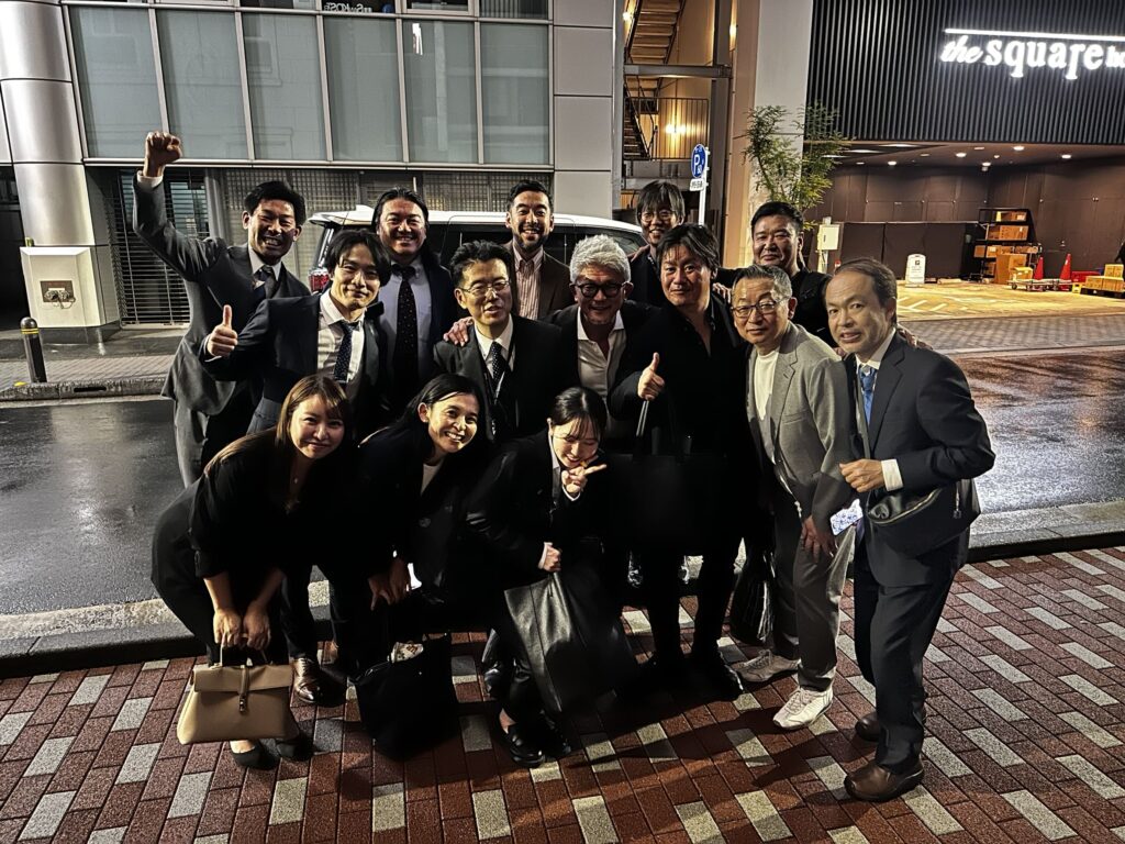 学会期間中のHong Connect懇親会に参加したメンバーが屋外で撮影した集合写真