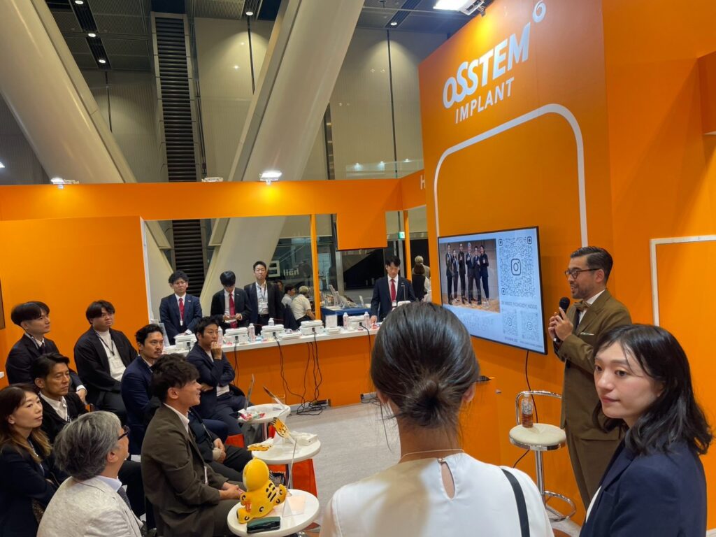 第56回日本口腔インプラント学会学術大会のOSSTEM JAPANブースで行われたレクチャーの様子