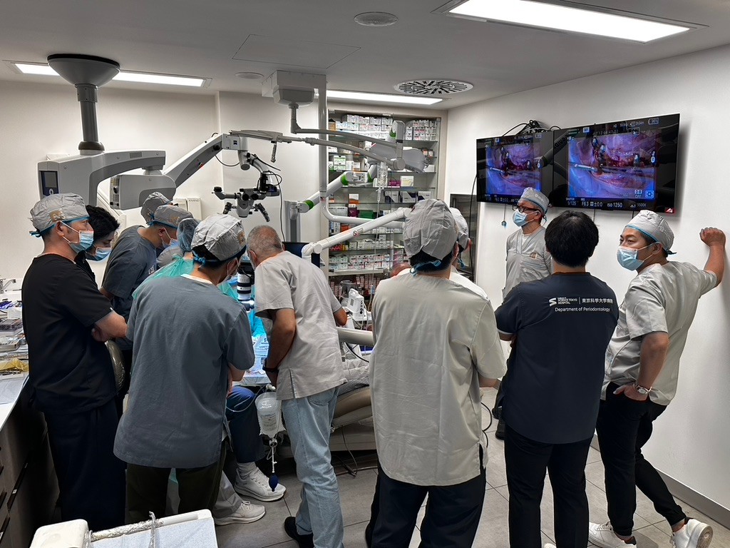 スペインのMEDA Clinical Residenciesでライブオペを見学する参加者