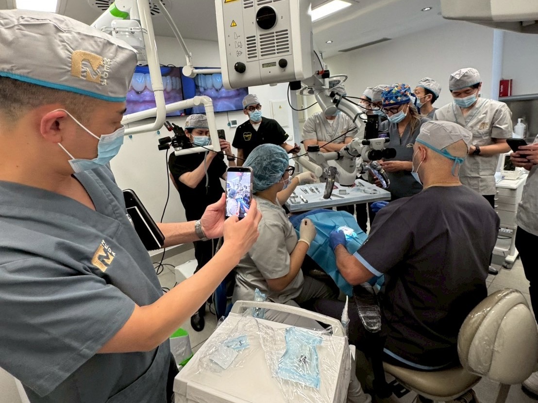MEDA Clinical Residenciesでマイクロサージェリーを学ぶ参加者