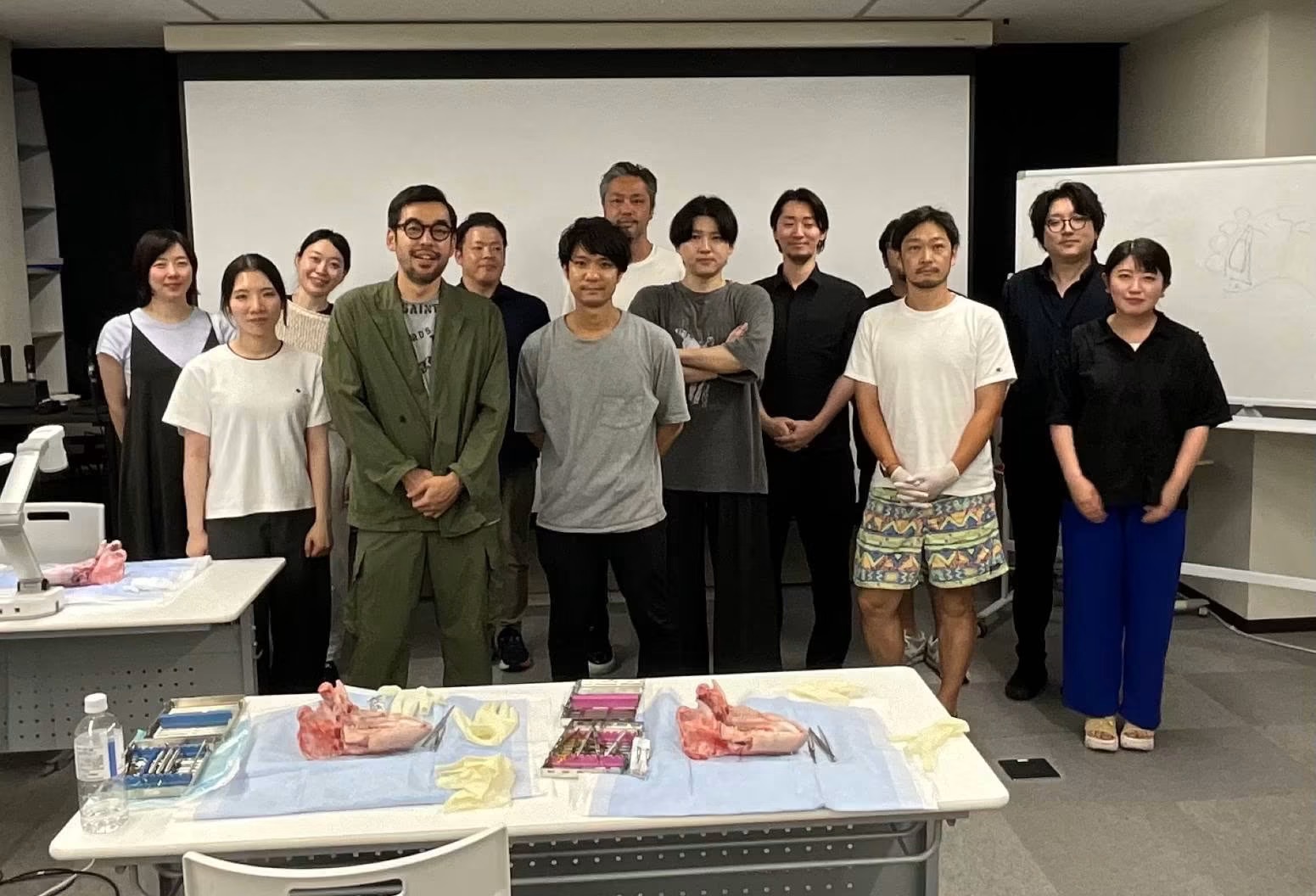 月例歯科セミナーで遊離歯肉移植術（FGG）について学んだ参加者の集合写真