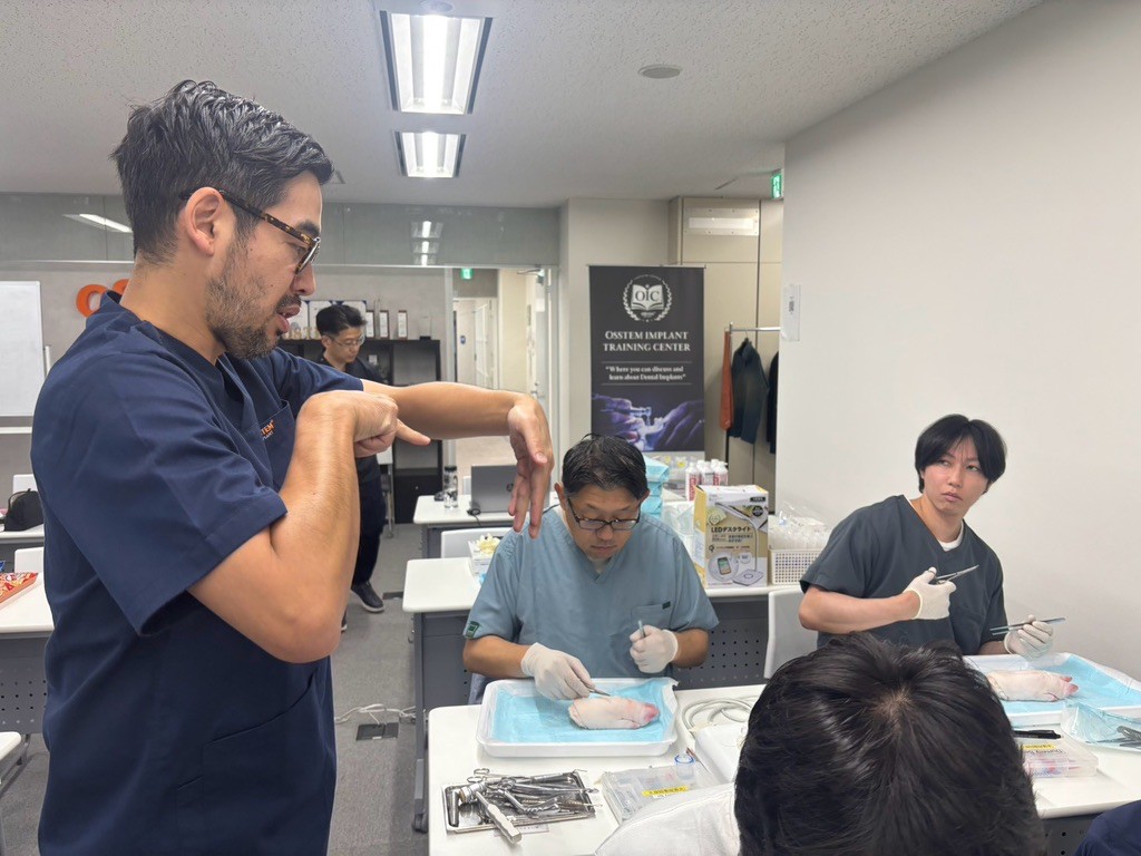 OSSTEM MASTER COURSE Advanced Surgeryで受講者にインプラント外科の手技を解説する橋口隼人