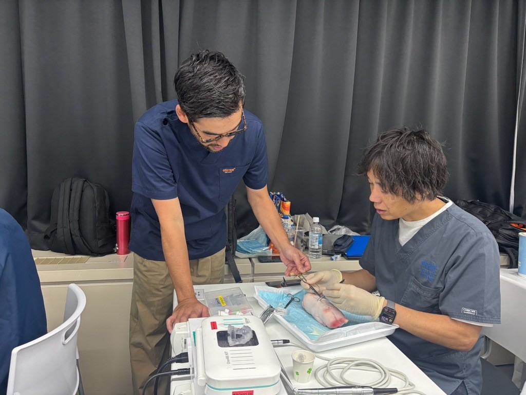 OSSTEM MASTER COURSEのハンズオン実習で受講者を個別指導する橋口隼人