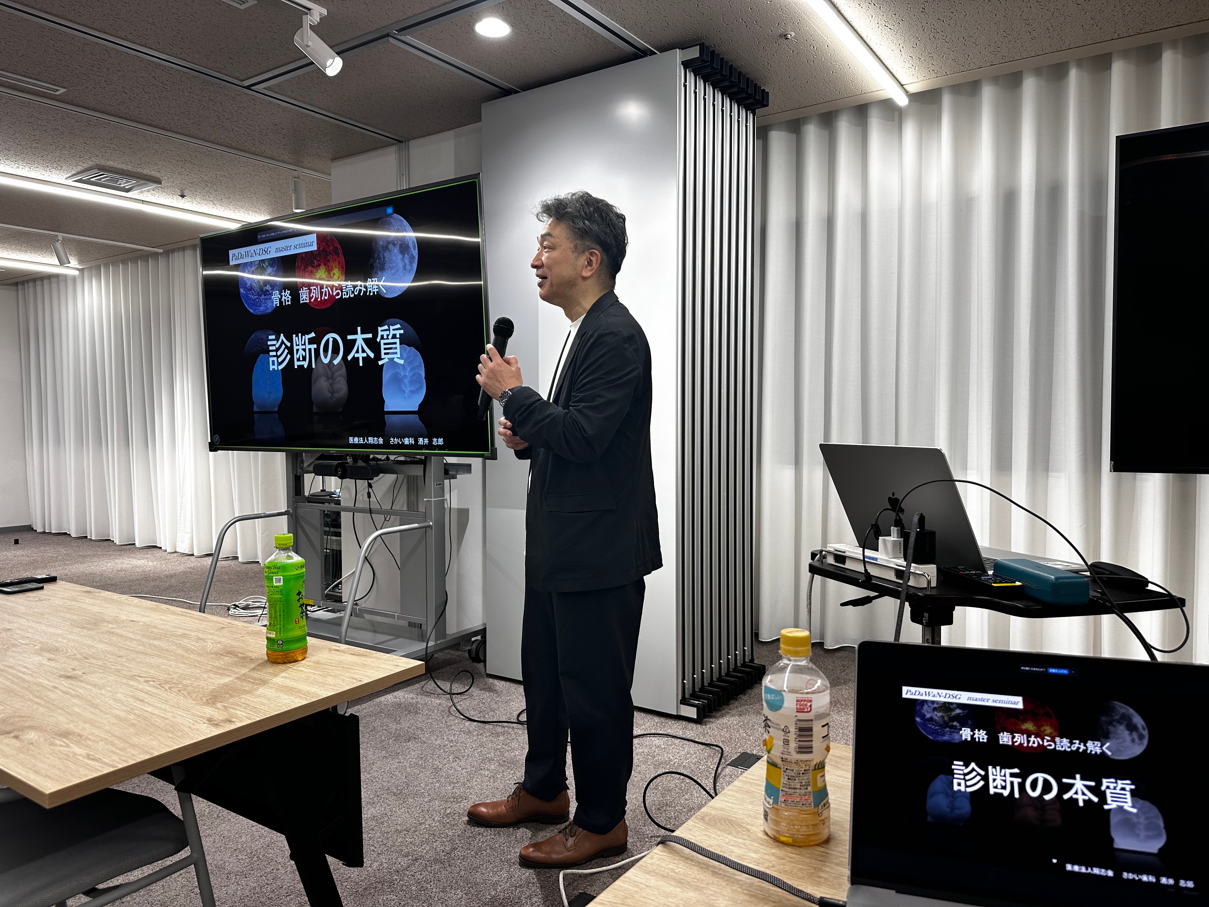 PaDaWaN_DSG Master Seminarで「診断の本質」をテーマに講演している様子