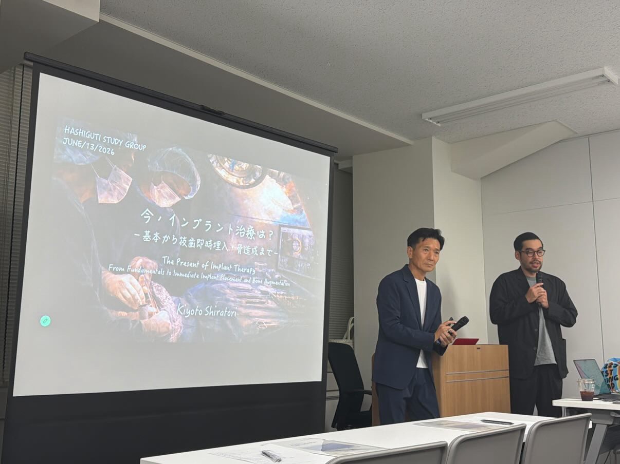 白鳥清人先生による「今、インプラント治療は？」の講演と挨拶を行う橋口隼人先生