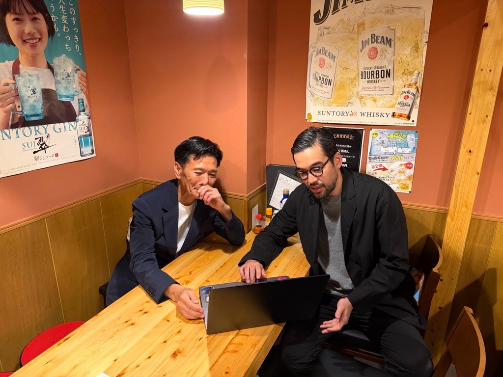 PaDaWaN_DSG Master Seminar終了後に白鳥清人先生と意見交換を行う橋口隼人先生