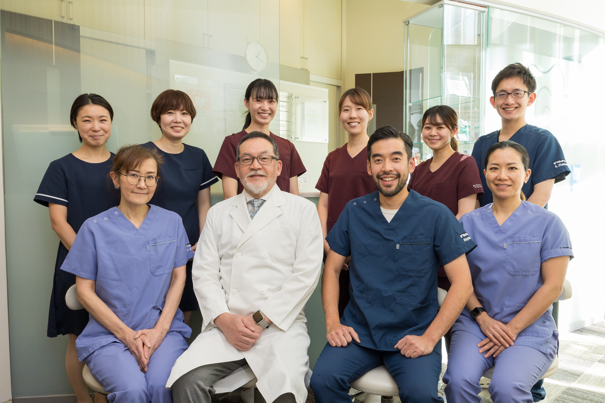 東京赤坂でインプラント治療を行う歯科医院のスタッフ集合写真