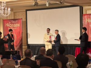HIOSSEN FORUM 2026 OSAKAの講演後に記念品を受け取る橋口隼人
