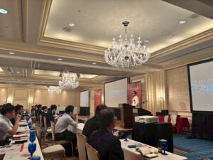 HIOSSEN FORUM 2026 OSAKAでインプラント治療について講演する橋口隼人と会場の様子