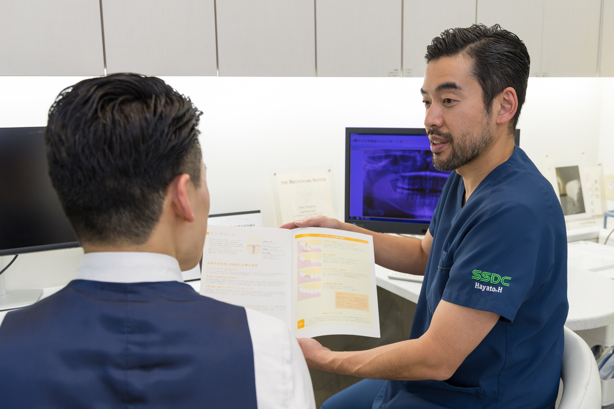東京赤坂の歯科医院で患者に説明を行う橋口隼人理事長のカウンセリング風景