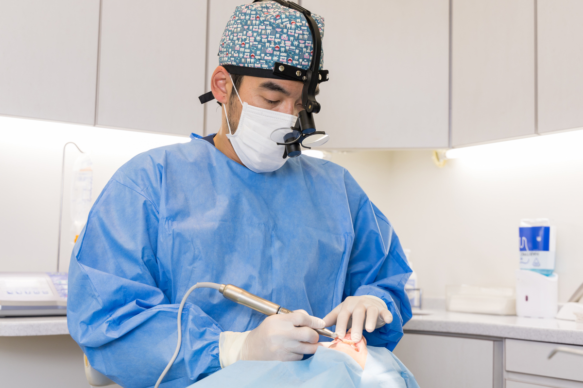 東京赤坂でインプラント手術を行う橋口隼人院長