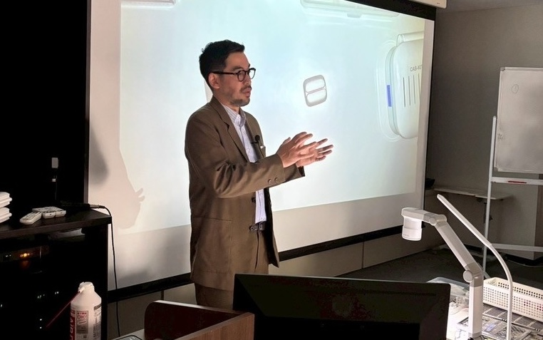 東京・赤坂で行われたOSSTEMインプラント勉強会で講義を行う橋口隼人理事長