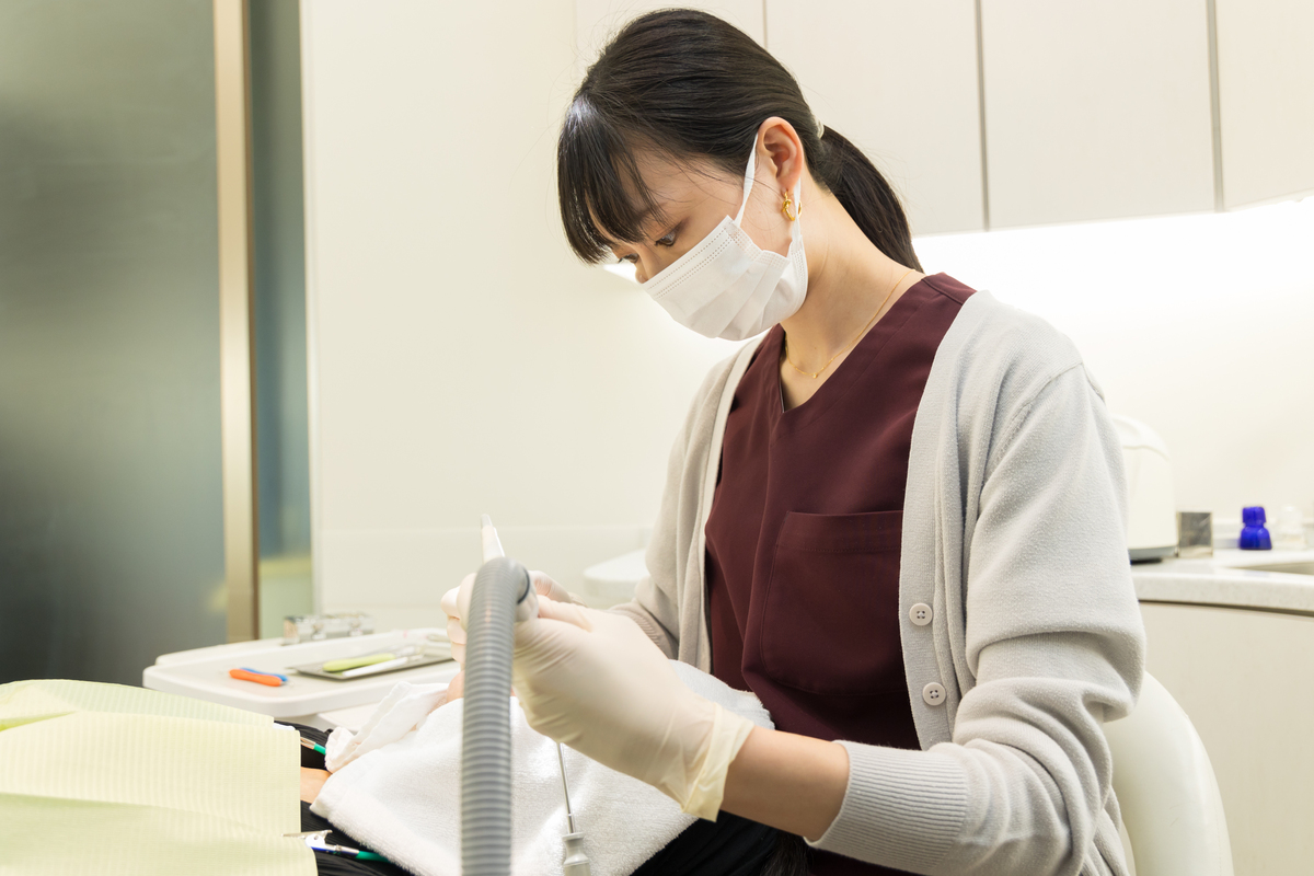 東京赤坂でインプラント治療後のメンテナンスを行う歯科衛生士