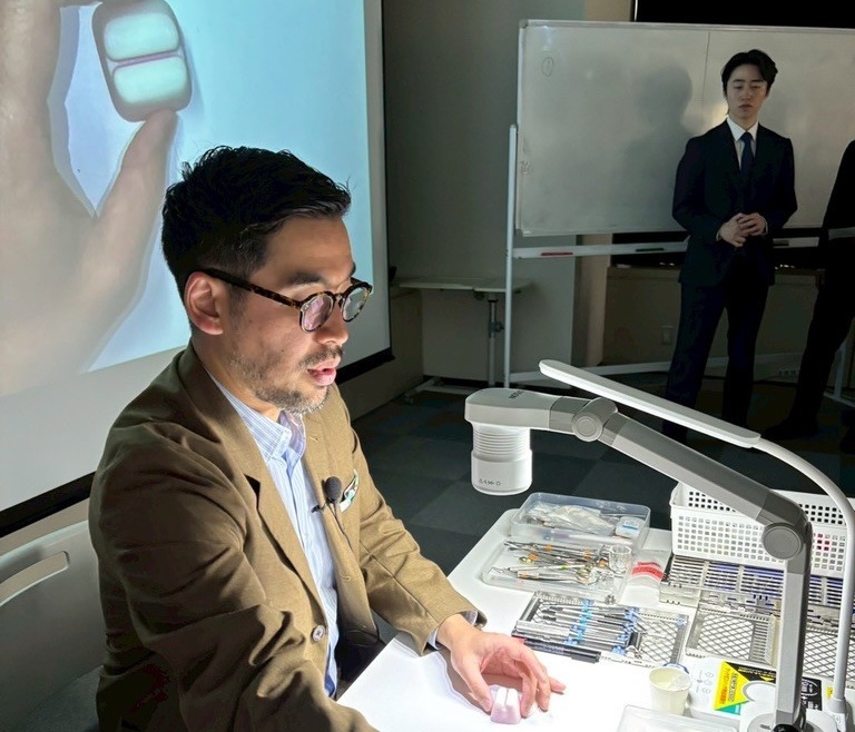 橋口隼人理事長によるOSSTEM機材を使用したインプラント実習の様子
