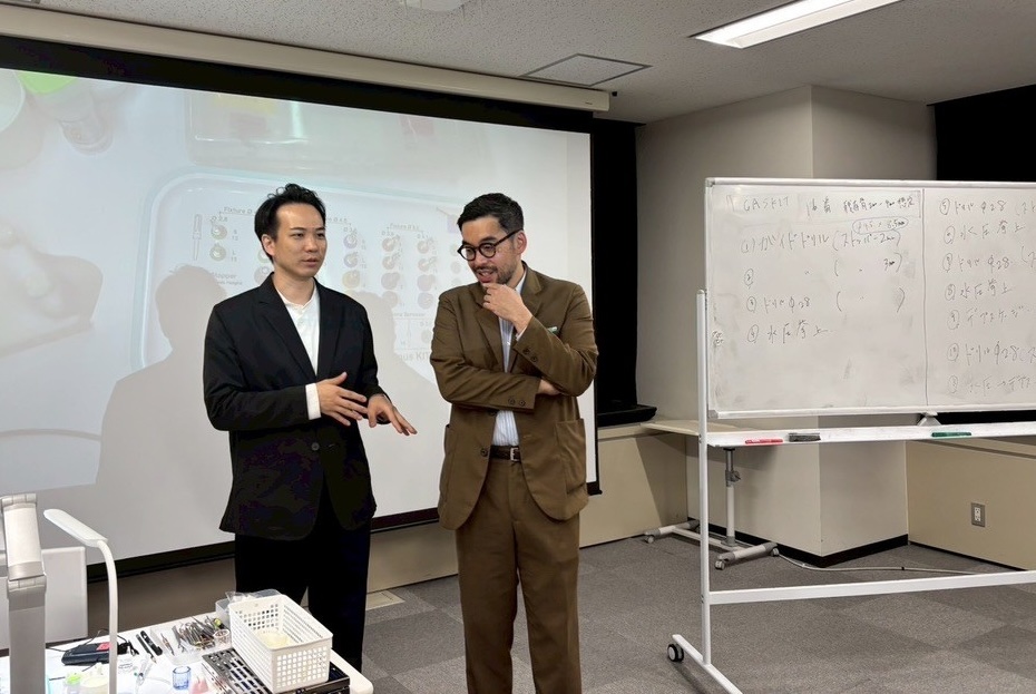 矢野先生と橋口隼人理事長によるインプラント症例ディスカッションの様子